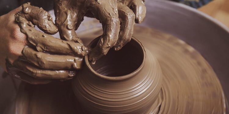 செங்கல் சூளை வைத்திருப்போர், மண்பாண்ட தொழில் செய்வோர் அனுமதியின்றி மண் எடுக்கலாம்  – தமிழக அரசு அறிவிப்பு