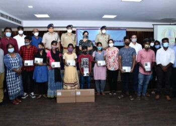 சென்னை ஆணையாளர் காவல் சிறார், சிறுமியர்களுக்கு டேப்லட் , கணிப்பொறி மற்றும் கல்வி உபகரணங்களை வழங்கினார்.