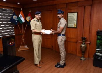 தலையணையை குப்பையில் வீசிய ஆட்டோ ஓட்டுநர் – தலையணையில் ரூ.90000 வைத்து பயணம் செய்த பெண்மணி