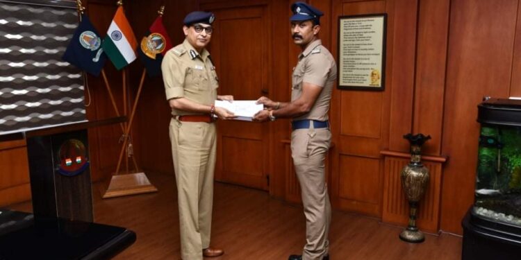 தலையணையை குப்பையில் வீசிய ஆட்டோ ஓட்டுநர் – தலையணையில் ரூ.90000 வைத்து பயணம் செய்த பெண்மணி