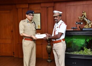 மாணவிக்கு தக்க சமயத்தில் உதவி செய்த கீழ்பாக்கம் போக்குவரத்து சிறப்பு உதவி ஆய்வாளர் ஜான் பிரிட்டோநாதன் –  போலீஸ் கமிஷனர் பாராட்டு