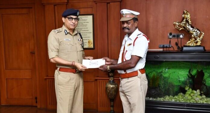 மாணவிக்கு தக்க சமயத்தில் உதவி செய்த கீழ்பாக்கம் போக்குவரத்து சிறப்பு உதவி ஆய்வாளர் ஜான் பிரிட்டோநாதன் –  போலீஸ் கமிஷனர் பாராட்டு