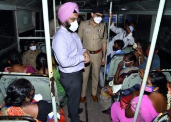 கொரோனா தொற்று பரவாமல் தடுக்க பொதுமக்கள் அதிகளவில் கூடும் பகுதிகளுக்கு நேரில் சென்று ஆய்வு