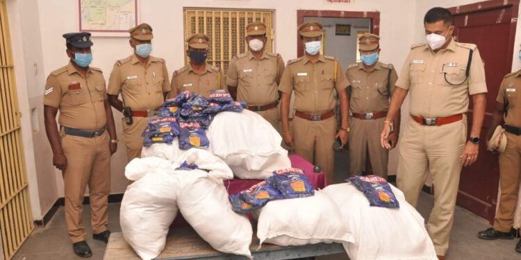 நெல்லை மாநகரம் தச்சநல்லூர் பகுதியில் ரூ 1,08,000/- மதிப்புடைய சுமார் 123/-கிலோ புகையிலை பொட்டலங்கள் பறிமுதல்.