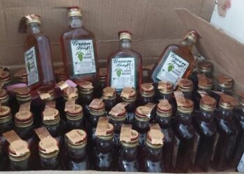 பாண்டிச்சேரி மதுபாட்டில் கடத்தலில் ஈடுபட்ட நபர்களை பிடித்த காவலருக்கு திருவாரூர் மாவட்ட எஸ்‌‌‌.பி பாராட்டு