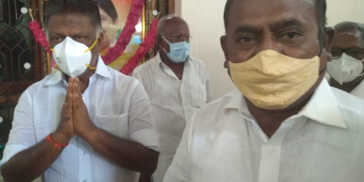 அதிமுக ஒருங்கிணைப்பாளர் ஓபிஎஸ் மனைவி மறைவு : நேரில் சென்று அஞ்சலி செலுத்திய முன்னாள் அமைச்சர் சி.த. செல்லப்பாண்டியன் 