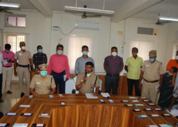 திருவாரூர் மாவட்டத்தில் களவு போன மற்றும் காணாமல் போன ரூ.14 லட்சம் மதிப்பிலான 101 ஆன்ராய்டு செல் போன்கள் மீட்பு