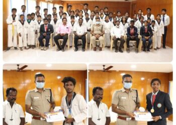 தமிழ்நாடு தென் மண்டலம் டேக்வாண்டோ சாம்பியன் ஷிப் 2021 – 2022க்காக போட்டியில் கலந்து தங்கம், வெள்ளி மற்றும் வெண்கலப்பதக்கங்கள் வென்ற தூத்துக்குடி மாவட்டத்தைச் சேர்ந்த மாணவ, மாணவிகளுக்கு மாவட்ட எஸ்பி எஸ். ஜெயக்குமார் சான்றிதழ் வழங்கி பாராட்டினார்.