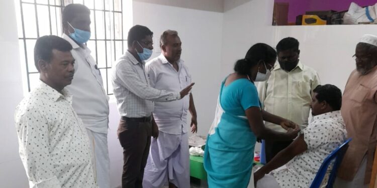 எஸ் பி பட்டிணம் ஊராட்சியில் மாபெரும் கொரோனா தடுப்பு ஊசி முகாம்!! திருவாடானை வட்டாட்சியர், எஸ் பி பட்டணம் ஊராட்சிதலைவர் பங்கேற்பு