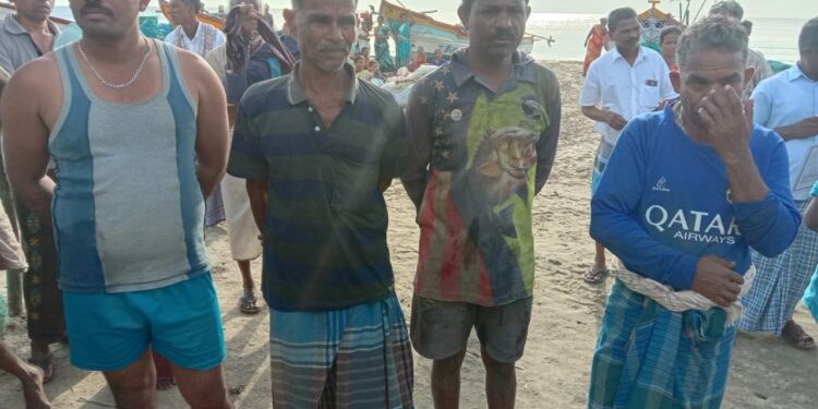 இந்திய கடலோர காவல்படை கப்பல் மோதி விபத்து – மீனவர் மருத்துவமனையில் அனுமதி