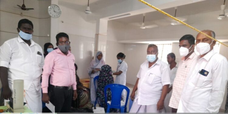 எஸ் பி பட்டிணம் ஊராட்சியில் 4 இடங்களில் மெகா  கொரோனா தடுப்பு ஊசி முகாம்!!ஒரே நாளில்  400 அதிகமான மக்கள் தடுப்பூசி செலுத்திக்கொண்டனர்