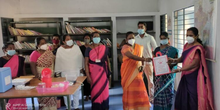 வேதாரண்யம் அருகே நெய்விளக்கு கிராமத்தில் கொரோனா தடுப்பூசி போட்டுக் கொண்டவர்களுக்கு புடவை பரிசு – மனிதநேயமிக்க ஆசிரியை வசந்தா சித்திரவேலு வழங்கினார். ஊராட்சி மன்றத் தலைவர் கவிதா தர்மராஜன் மற்றும் பொதுமக்கள் மக்கள் பலரும் ஆசிரியரை பாராட்டினர்