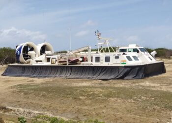 வேதாரண்யம் அடுத்த கோடியக்கரையில் இந்திய கடலோர காவல் படையினர் ஹோவர் கிராப்ட் வாகனத்தில் கண்காணிப்பு பணி மேற்கொண்டனர்.