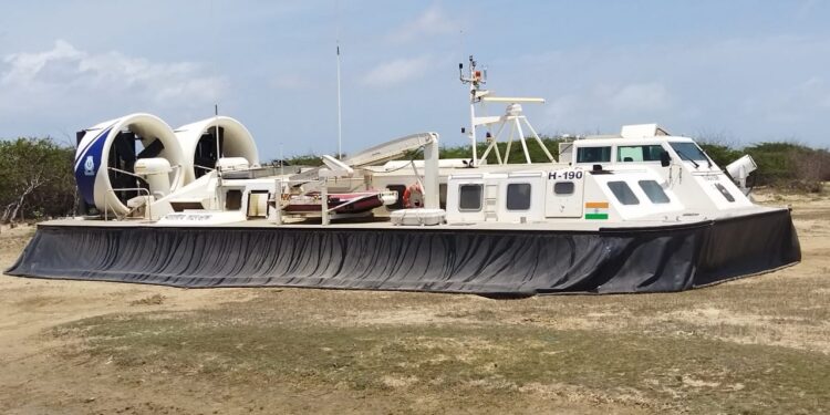 வேதாரண்யம் அடுத்த கோடியக்கரையில் இந்திய கடலோர காவல் படையினர் ஹோவர் கிராப்ட் வாகனத்தில் கண்காணிப்பு பணி மேற்கொண்டனர்.