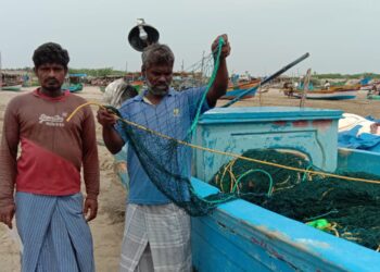 இலங்கை மீனவர்கள் அட்டூழியம்  – ஆறுகாட்டுத்துறை மீனவர்களிடமிருந்து வலைகள்,  ஜிபிஎஸ் கருவி உள்ளிட்ட பொருட்களை பறித்து கொண்டு விரட்டியடிப்பு