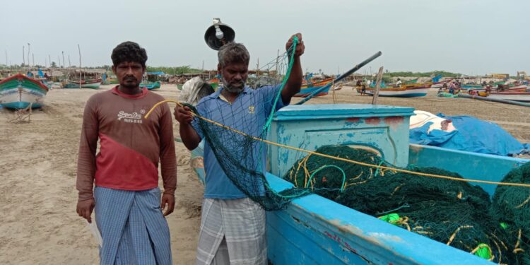 இலங்கை மீனவர்கள் அட்டூழியம்  – ஆறுகாட்டுத்துறை மீனவர்களிடமிருந்து வலைகள்,  ஜிபிஎஸ் கருவி உள்ளிட்ட பொருட்களை பறித்து கொண்டு விரட்டியடிப்பு