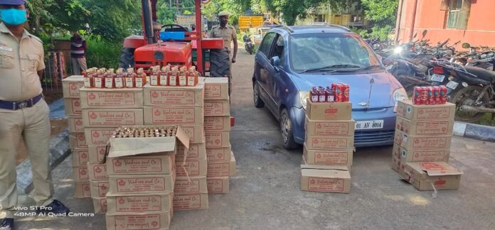 மதுரபாக்கம் சோதனை சாவடி அருகே 40 லிட்டர் சாராயம் மற்றும் பாண்டிச்சேரி மதுபாட்டில்கள் 1920 பறிமுதல்