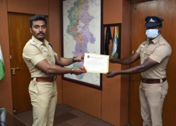 திறம்பட செயல்பட்ட ரோந்து காவலர் குப்பமுத்து என்பவரை கோவை மாவட்ட காவல் கண்காணிப்பாளர் செல்வ நாகரத்தினம் பாராட்டி, பாராட்டுச் சான்றிதழ் வழங்கினார்.