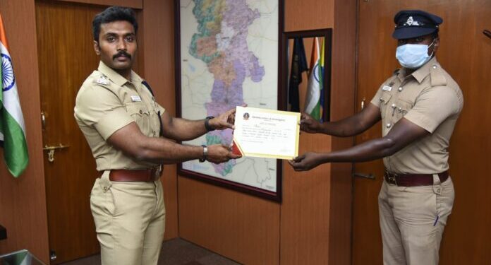 திறம்பட செயல்பட்ட ரோந்து காவலர் குப்பமுத்து என்பவரை கோவை மாவட்ட காவல் கண்காணிப்பாளர் செல்வ நாகரத்தினம் பாராட்டி, பாராட்டுச் சான்றிதழ் வழங்கினார்.