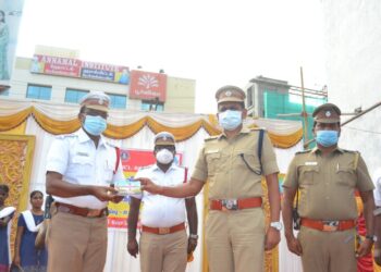 திண்டுக்கல் பேருந்து நிலையத்தில் போக்குவரத்து விழிப்புணர்வு கண்காட்சி – மாவட்ட எஸ்பி ஸ்ரீனிவாசன்  துவக்கி வைத்தார்