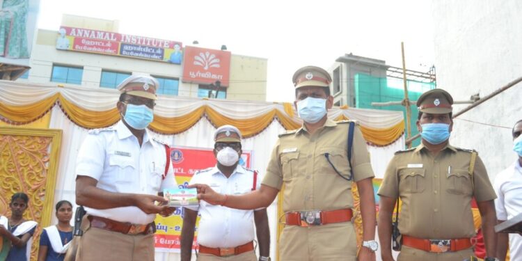 திண்டுக்கல் பேருந்து நிலையத்தில் போக்குவரத்து விழிப்புணர்வு கண்காட்சி – மாவட்ட எஸ்பி ஸ்ரீனிவாசன் துவக்கி வைத்தார்