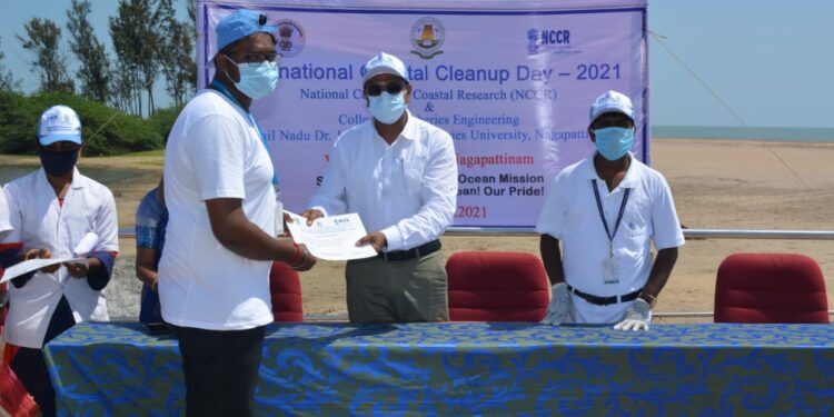 மீன்வளப் பொறியியல் கல்லூரி,   தமிழ்நாடு டாக்டர். ஜெ. ஜெயலலிதா மீன்வளப் பல்கலைக்கழகம்  சார்பில் நாகப்பட்டினம் புதிய கடற்கரையில் “சர்வதேச கடலோர தூய்மை நாள் – 2021” ஏற்பாடு மாவட்ட ஆட்சியர் பங்கேற்பு