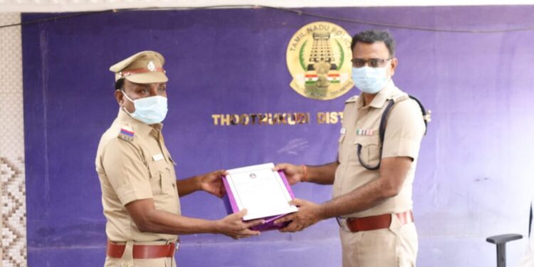 தூத்துக்குடி மாவட்டத்தில் கடந்த வாரம் சிறப்பாக பணியாற்றிய காவல் ஆய்வாளர் உட்பட 20 காவல்துறையினருக்கு, பாராட்டுச்சான்றிதழ்