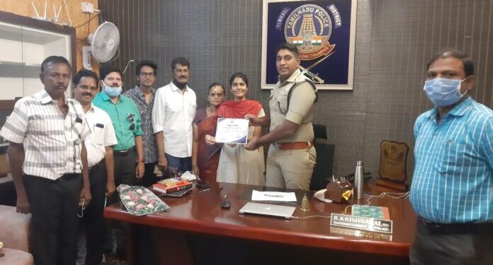 UPSC தேர்வில் தேர்ச்சி பெற்ற தென்காசியை சேர்த்த மாணவிக்கு மாவட்ட எஸ்‌‌‌.பி சான்‌‌‌றிதழ்‌‌‌ புத்தகம் வழங்கி பாராட்‌‌‌டு