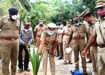 சேலம் சரக காவல்துறை துணைத் தலைவர் மகேஸ்வரி காவல் நிலைய வளாகத்தில் சுற்றுச்சூழலை பாதுகாக்கும் வகையில் மரக்கன்றுகளை நட்டார்.