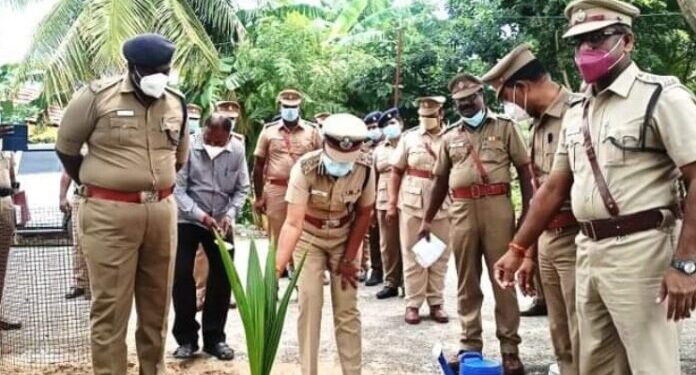 சேலம் சரக காவல்துறை துணைத் தலைவர் மகேஸ்வரி காவல் நிலைய வளாகத்தில் சுற்றுச்சூழலை பாதுகாக்கும் வகையில் மரக்கன்றுகளை நட்டார்.