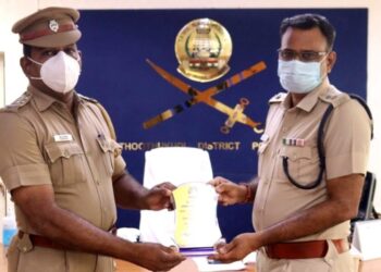 ‘தமிழக முதல்வர் கோப்பை” விருது – கோவில்பட்டி மேற்கு காவல் நிலைய ஆய்வாளர் சபாபதியிடம் மாவட்ட காவல் கண்காணிப்பாளர் எஸ்.ஜெயக்குமார் வழங்கி வாழ்த்தினார்.