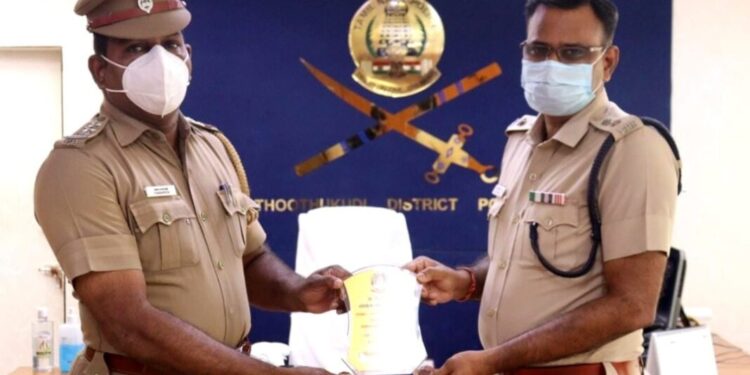 ‘தமிழக முதல்வர் கோப்பை” விருது – கோவில்பட்டி மேற்கு காவல் நிலைய ஆய்வாளர் சபாபதியிடம் மாவட்ட காவல் கண்காணிப்பாளர் எஸ்.ஜெயக்குமார் வழங்கி வாழ்த்தினார்.