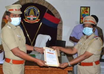 அனாதையாக விட்டுச் சென்ற குழந்தையை மீட்டு காப்பகத்தில் ஒப்படைத்த காவல்துறையினரை மாவட்ட காவல் கண்காணிப்பாளர் ஸ்ரீனிவாசன் நேரில் அழைத்து சான்றிதழ் வழங்கி பாராட்டினார்‌‌‌.