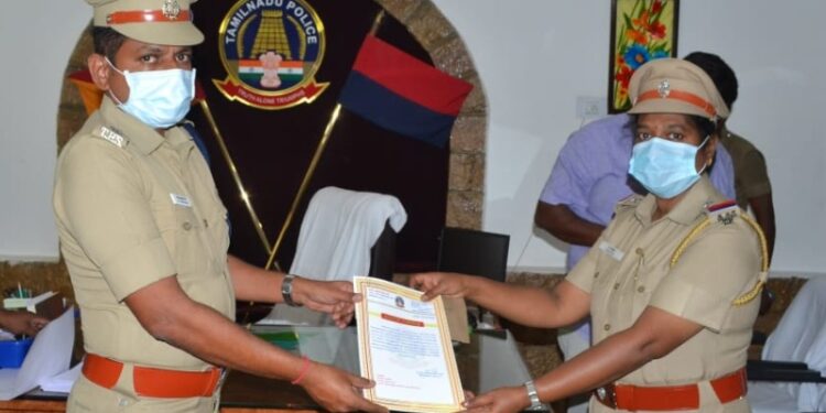 அனாதையாக விட்டுச் சென்ற குழந்தையை மீட்டு காப்பகத்தில் ஒப்படைத்த காவல்துறையினரை மாவட்ட காவல் கண்காணிப்பாளர் ஸ்ரீனிவாசன் நேரில் அழைத்து சான்றிதழ் வழங்கி பாராட்டினார்.