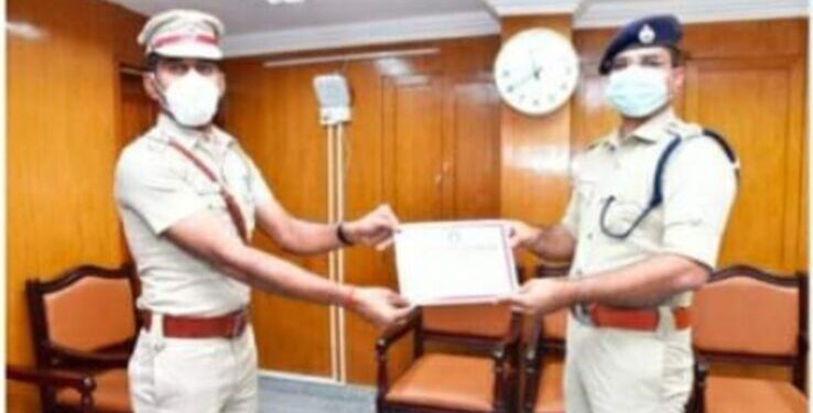வழிப்பறி குற்ற வழக்குகளில் தொடர்புடைய குற்றவாளிகளை அதிரடியாக கைது செய்த காவல்களின் சீர்மிகு பணியை பாராட்டி சான்றிதழ் வழங்கிய கிருஷ்ணகிரி மாவட்ட எஸ்பி