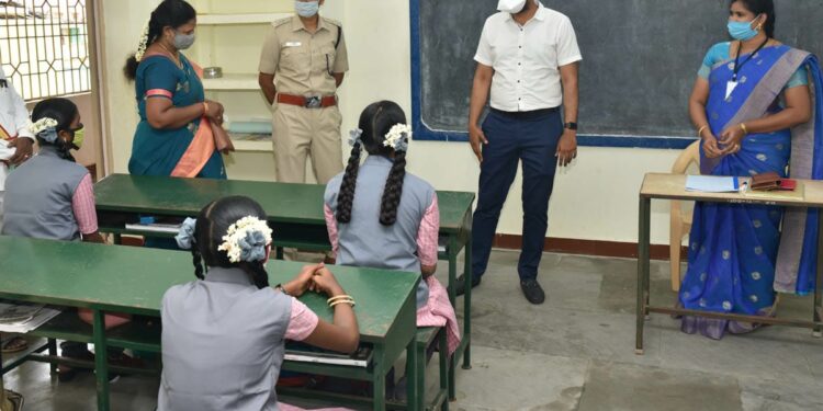 பள்ளிகள் திறக்கப்பட்டதை அடுத்து அடிபடை வசதிகள் மற்றும் கொரோனா நோய் தடுப்பு முன்னெச்சரிக்கை நடவடிக்கைகளை மாவட்ட ஆட்சியர் ஆய்வு