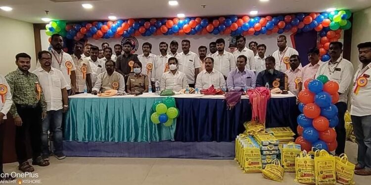 பிரஸ் & மீடியா பீப்பிள் அசோசியேசன் மற்றும் சுற்றுச்சூழல் சட்ட உரிமைகள் நுகர்வோர் பாதுகாப்பு மக்கள் சங்கம் சார்பில் நலத்திட்ட உதவிகள் பழனி சட்டமன்ற உறுப்பினர் ஐ. பி. செந்தில்குமார் தலைமை ஏற்று நலத்திட்ட உதவிகள் வழங்கினார்.