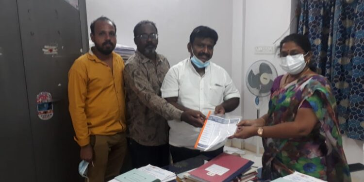 செங்கல்பட்டு ஊரப்பாக்கம் அருகே குடியிருப்பு பகுதியில் விஷப் பாம்புகள் நடமாட்டம் அச்சத்தில் பொதுமக்கள்!! மக்கள் உரிமைகள் பாதுகாப்பு கழகத்தின் தலைவர் பாலசுப்பிரமணியன் மாவட்ட ஆட்சியரிடம் மனு