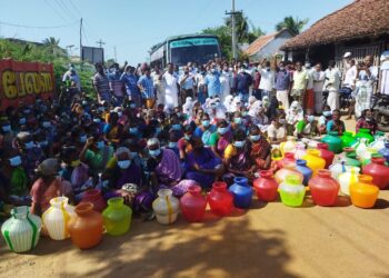 கொள்ளிடம் கூட்டு குடிநீர் தொடர்ந்து வழங்க கோரி மறியல்