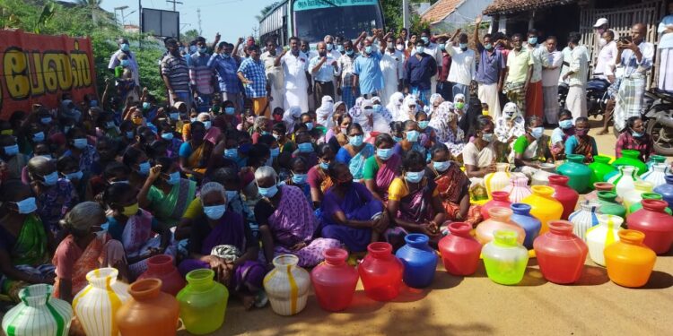 கொள்ளிடம் கூட்டு குடிநீர் தொடர்ந்து வழங்க கோரி மறியல்