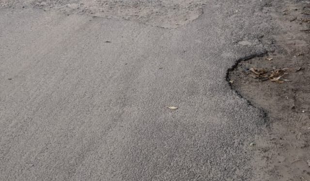 சாலை சீரமைக்க கோரி நாகை மாவட்ட ஓட்டுனர் பயிற்சி பள்ளி உரிமையாளர்கள் சங்கத்தினர் மனு