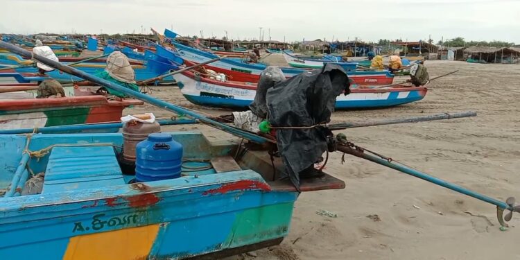 வேதாரண்யம் அடுத்த ஆறுகாட்டுத்துறை மீனவர்கள் 3வது நாளாக வேலை நிறுத்தம்