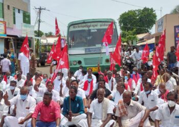 வேதாரண்யம் அருகே 3 வேளாண் சட்டங்களை நீக்க கோரி சாலை மறியல்