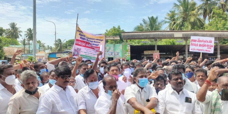 நாகப்பட்டினம் நடுக்கடலில் தமிழக மீனவர்கள் மீது தொடர் தாக்குதல்: வேதாரண்யம் மீனவர்கள் இலங்கை அரசை கண்டித்து கோட்டாட்சியர் அலுவலகம் முன்பு மாபெரும் ஆர்ப்பாட்டம்!!!