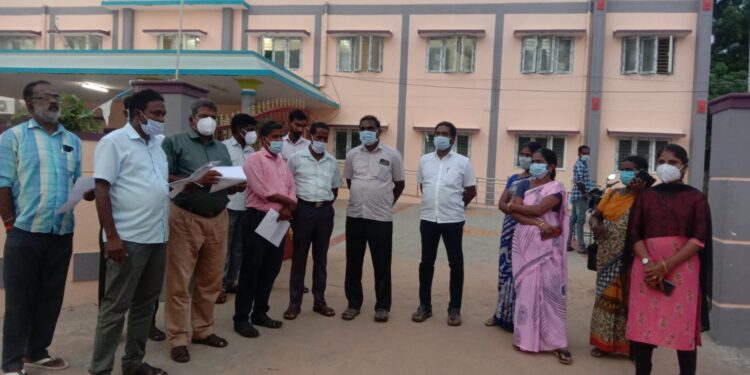 தமிழ்நாடு வருவாய்த்துறை அலுவலர் சங்கத்தினர் ஆர்ப்பாட்டம்