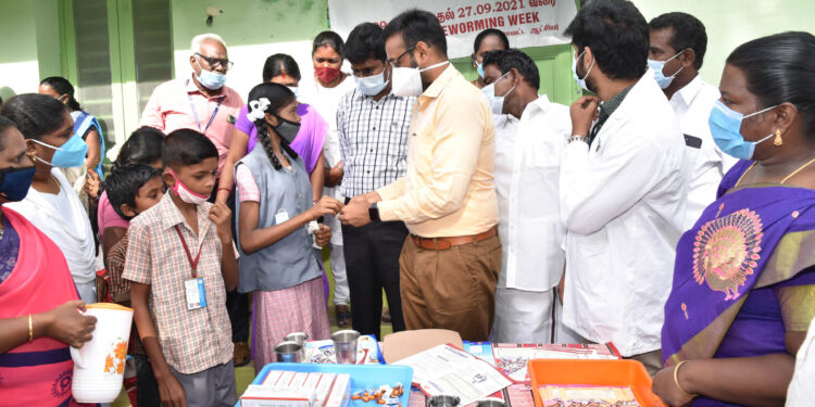 குழந்தைகளுக்கு தேசிய குடற்புழு நீக்க மாத்திரை வழங்கும் முகாமினை நாகை மாவட்ட ஆட்சியர் டாக்டர்.அ.அருண்தம்புராஜ் தெடங்கிவைத்தார்.