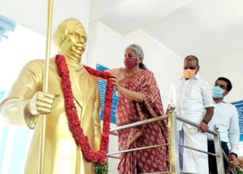 எட்டயபுரத்தில் சுதந்திரத்தின் 75வது ஆண்டு விழா மற்றும் சுப்பிரமணிய பாரதியார் 100-வது ஆண்டு நினைவேந்தல் நிகழ்ச்சி – அமைச்சர் நிர்மலா சீதாராமன்  பாரதியார் நூல்களை வெளியிட்டார்.