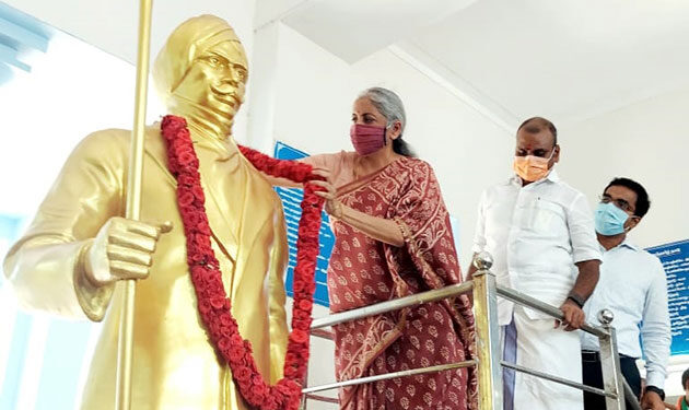 எட்டயபுரத்தில் சுதந்திரத்தின் 75வது ஆண்டு விழா மற்றும் சுப்பிரமணிய பாரதியார் 100-வது ஆண்டு நினைவேந்தல் நிகழ்ச்சி – அமைச்சர் நிர்மலா சீதாராமன் பாரதியார் நூல்களை வெளியிட்டார்.