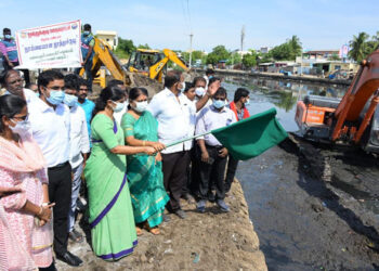 தூத்துக்குடியில் தூய்மைப் பணிகளை அமைச்சர் கீதாஜீவன், கனிமொழி எம்பி ஆகியோர் துவக்கி வைத்தனர்.