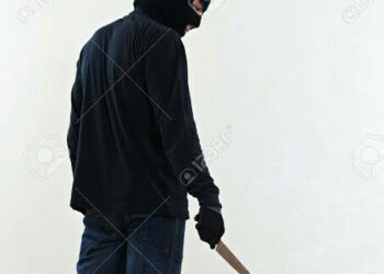 மீனவர்களிடம் கத்தியை காட்டி மிரட்டி பொருட்களை இலங்கை மீனவர்கள் பறித்துச் சென்றனர்